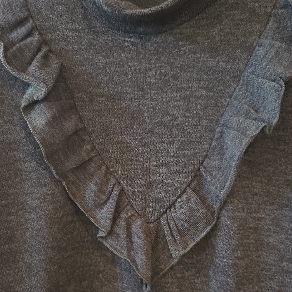 OLIVE Ruffle TOP - Picture 4 of 7